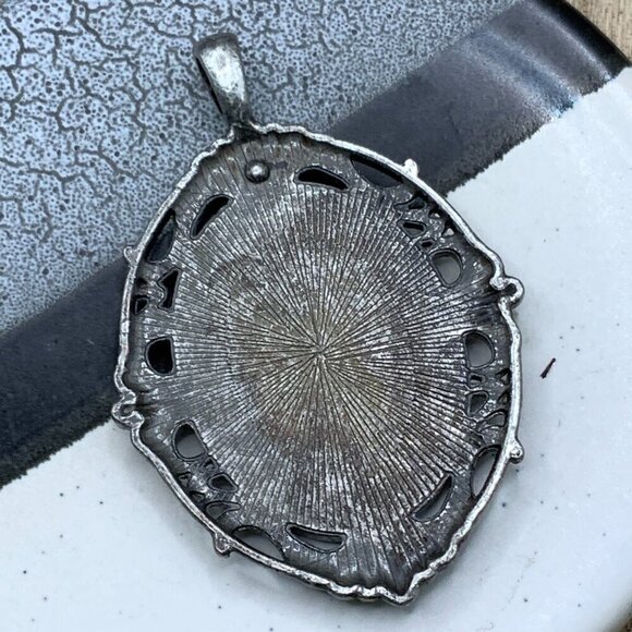 Pressed Encapsuled Flower Vintage Lucite Silver Tone Pendant - Picture 3 of 6